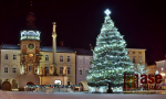 Vánoční strom na náměstí v Hostinném