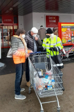 Preventivní akce policistů před nákupními domy v Jilemnici a Lomnici nad Popelkou