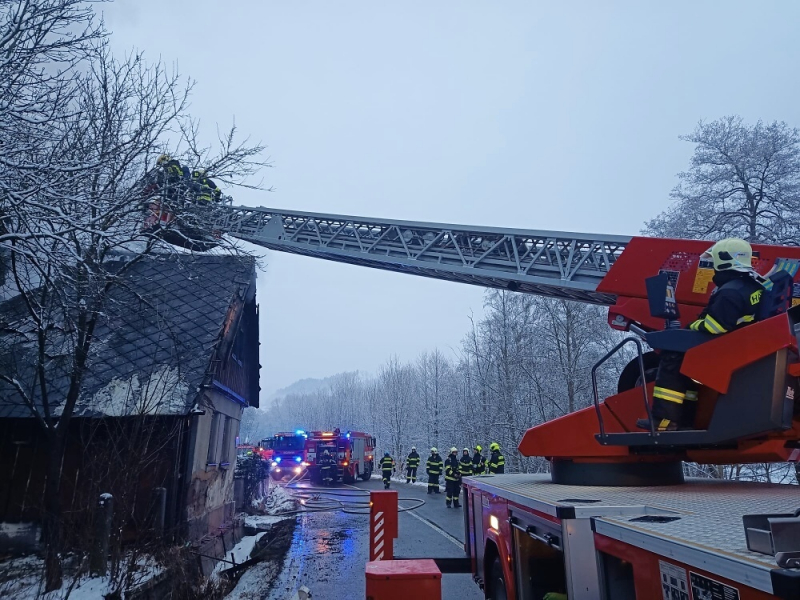 Požár chalupy v obci Slaná, části Bořkov<br />Autor: HZS Libereckého kraje