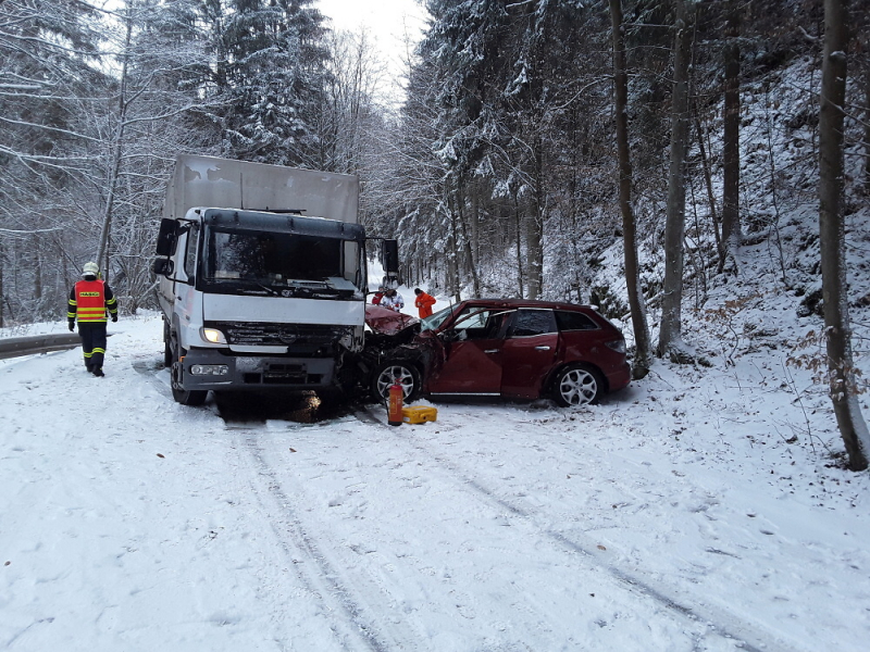 Nehoda osobního auta s nákladním mezi Železným Brodem a Bozkovem