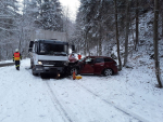 Počasí komplikovalo dopravu, nehoda uzavřela silnici z Brodu na Bozkov
