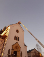 Hasiči sundali uvolněný kříž ze střechy semilského kostela