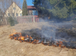 Zásah hasičů při požáru trávy