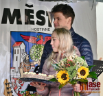 Slavnostní přivítání Terezy Voborníkové a jejích hostů na náměstí v Hostinném