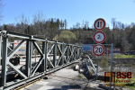 Sundávání železného mostu v Semilech z Jatecké ulice na sídliště V Řekách 23. dubna 2022