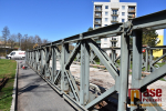 Sundávání železného mostu v Semilech z Jatecké ulice na sídliště V Řekách 23. dubna 2022