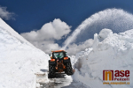Sněžná fréza proráží masu sněhu na cestě vedoucí od Výrovky ke kapličce