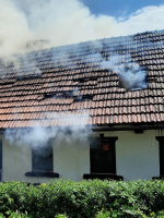 Požár střechy chalupy v obci Bělá