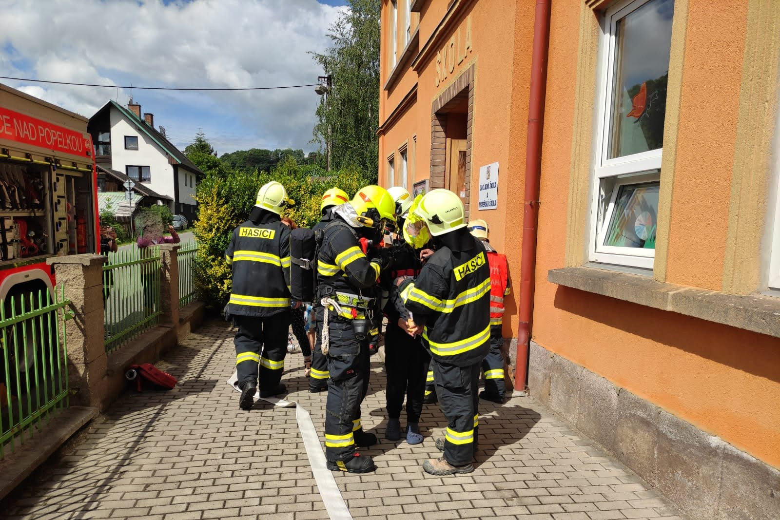 Cvičení hasičů na základní škole Slaná<br />Autor: HZS Libereckého kraje