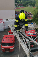 Cvičení hasičů na základní škole Jablonné v Podještědí