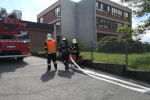 Cvičení hasičů na základní škole Liberec