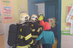 Cvičení hasičů na základní škole Slaná