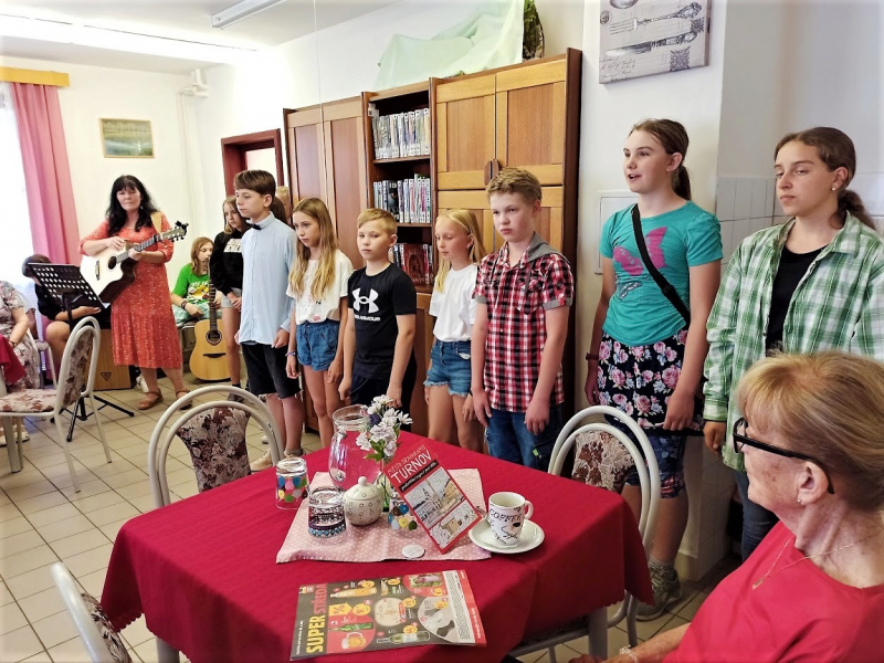 Žáci ZŠ Žižkova představili seniorům knížku Děti Turnovu