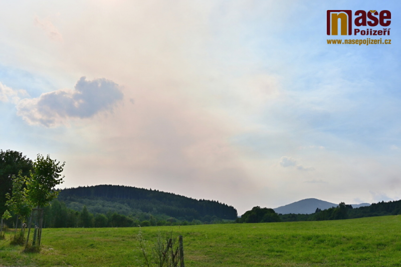 Kouř z rozsáhlého lesního požáru v Národním parku České Švýcarsko byl takto vyfocen nad Vrchlabím