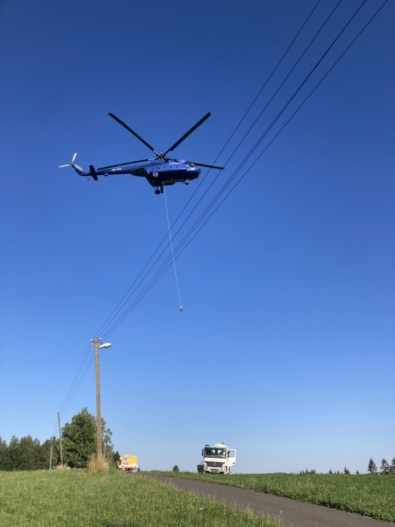 Obří vrtulník osazoval sloupy pro ČEZ v Rudníku a u Jilemnice