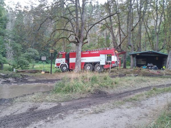 Turnovští hasiči při zásahu u Hřenska