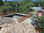 Stavba nového mostu z Jatecké ulice na sídliště V Řekách v Semilech - stav v červenci