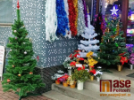 Vánoční výzdoba před obchodem levné oděvy v Semilech