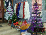 Vánoční výzdoba před obchodem levné oděvy v Semilech