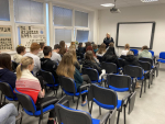 Na Střední škole v Lomnici nad Popelkou přednášela policistka