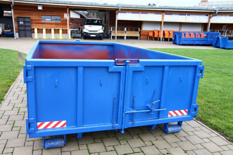 Sestava přepravních kontejnerů, která doplňuje užitkový automobil Iveco