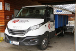 Sestava přepravních kontejnerů, která doplňuje užitkový automobil Iveco
