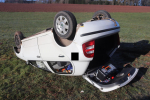 Mladý řidič v Lomnici nezvládl řízení a skončil s vozem na střeše