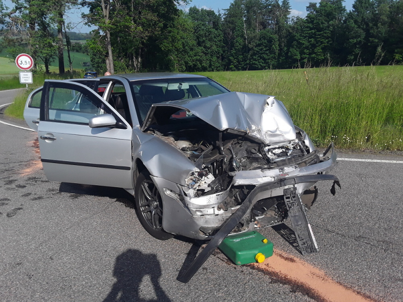 Nehoda dvou aut na silnici I/286 ve směru na Lomnici nad Popelkou<br />Autor: HZS Libereckého kraje