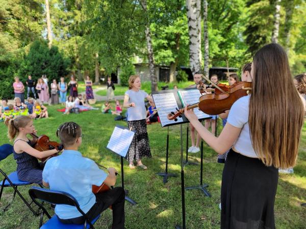 Komorní smyčcový orchestr ZUŠ Turnov v parku u letního kina<br />Autor: Marcela Jandová