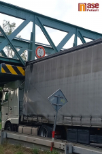 Náraz kamionu do mostu ve Svijanech
