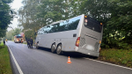 Hasiči vyprošťovali autobus z příkopu v Roztokách u Semil