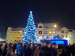 Na semilském náměstí rozsvítili vánoční strom