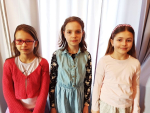 Tři dívky ze ZŠ Žižkova na krajském kole Dětské recitace