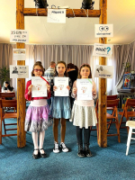 Tři dívky ze ZŠ Žižkova na krajském kole Dětské recitace
