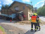 Hasiči zasahují u nehody traktoru v Libštátě