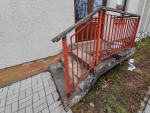 Výměna schodiště do zahrady v MŠ Zborovská - před a po