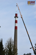 Instalace komínu na sídlišti v Semilech