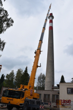 Instalace komínu na sídlišti v Semilech