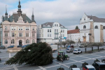 Instalace vánočního stromu na turnovském náměstí