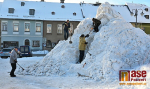 Stavba sněhového Krakonoše 6. 1. 2026