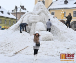 Stavba sněhového Krakonoše 7. 1. 2026