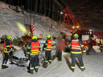 Vyproštění havarovaného automobilu nedaleko Dolních Míseček