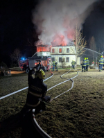 Požár střechy dvoupatrového objektu v Benecku