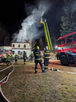 Požár střechy dvoupatrového objektu v Benecku
