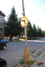 Další nakloněná lampa v Bořkovské ulici v Semilech